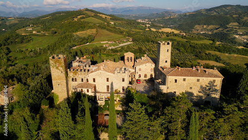 Widok z lotu ptaka na zamek Giomici Castle, Prowincja Prugia 06029 Giomici, Perugia.