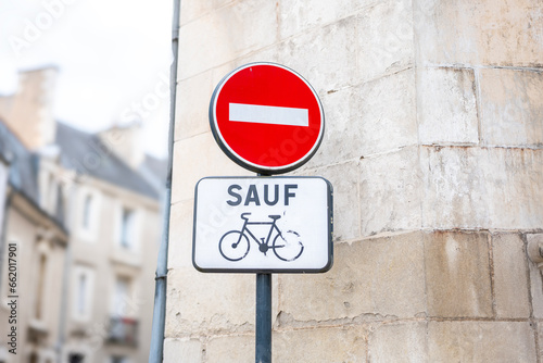 Panneau sens interdit sauf cycliste dans un environnement urbain - signalisation en ville