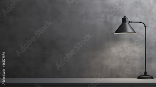 Une table avec une lampe de chevet dans l'intérieur noir d'une maison.