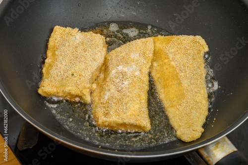 Kawałki ryby smażone na rozgrzanej patelni z olejem rzepakowym