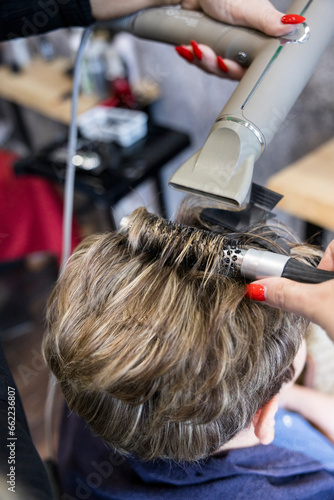 Suszenie włosów u fryzjera. Salon fryzjerski.