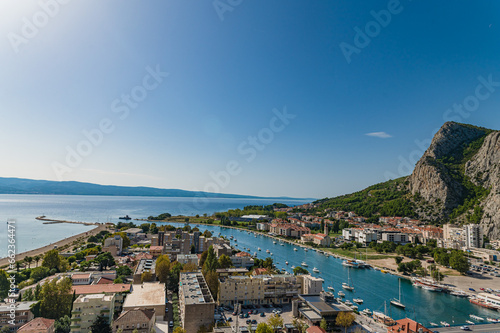 Miasto Omiš,. Widok na miasto Omnis w Chorwacja. Chorwackie miasto Omiš w Dalmacji. Dalmacja w Chorwacja. Piękny widok z miasta Omiš. Chorwacja na wakacje. 