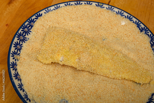 Filet z ryby dokładnie opanierowany bułka tartą 