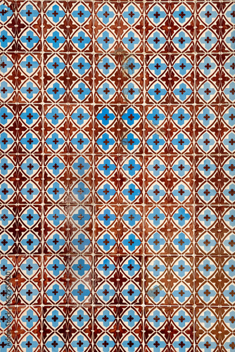 kolorowe płytki ceramiczne na ścianie budynku w Portugalii - doskonałe tło dla grafika