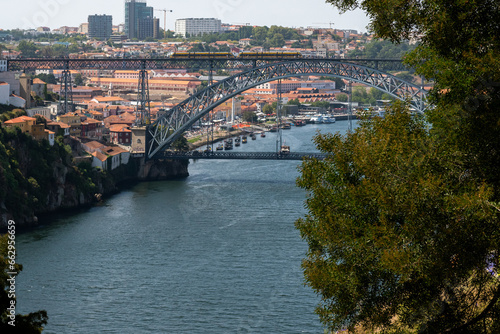 stalowy most kolejowy w Porto, Portugalia, Europa