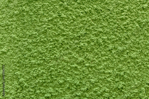 pomalowana na zielonej betonowa ściana otynkowana imitacją trawy - tło graficzne