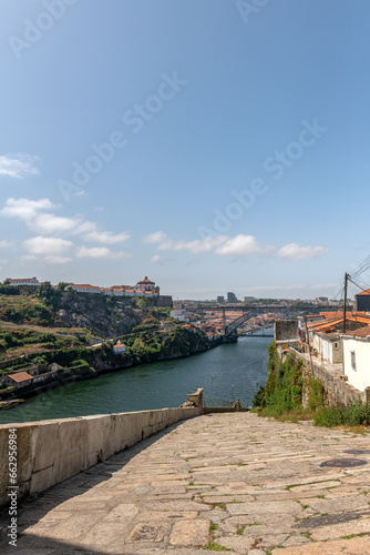 Widok na rzekę Duero oraz słynny most Ponte Dom Luís w Porto, stolicy Portugalii w Europie