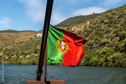 Flaga Portugalii na tle winnic w dolinie rzeki Duoro, Portugalia, Europa