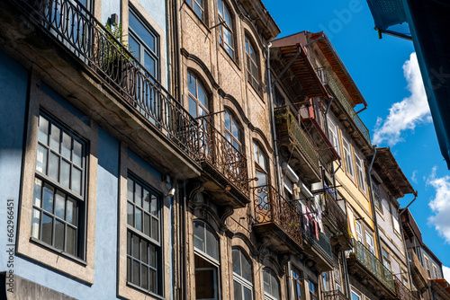 suszone pranie na barierkach balkonu - charakterystyczny obrazek w Porto, Portugalia