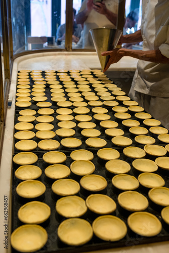 napełnianie cista kremem mlecznym w piekarni rzemieślniczej w Portugalii. Produkcja listek Pastel de nata