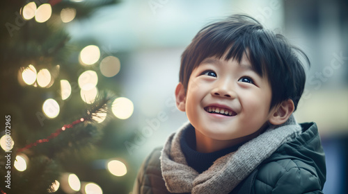クリスマスのイルミネーションと笑顔の少年