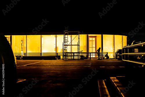 オープン前の店が仕上げ工事を行われている夜の工事現場 
