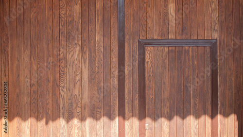 Sombra de alero en puerta de tablones de madera