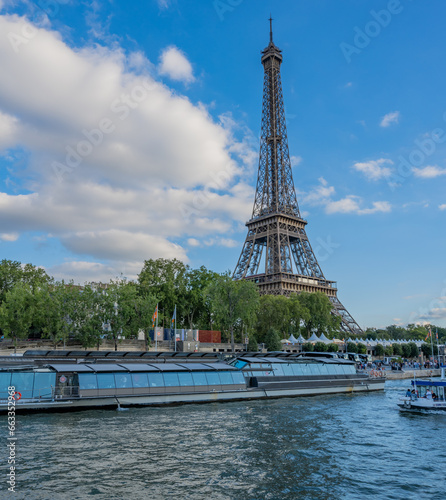 Ausflugsschiffe auf dem Fluss Seine und im Hintergrund der Eifelturm in Paris