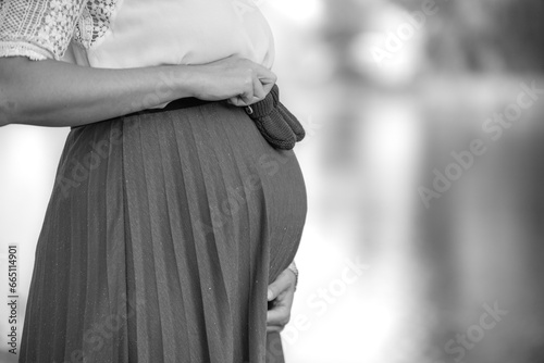 Séance photo en extérieur d'une femme enceinte 