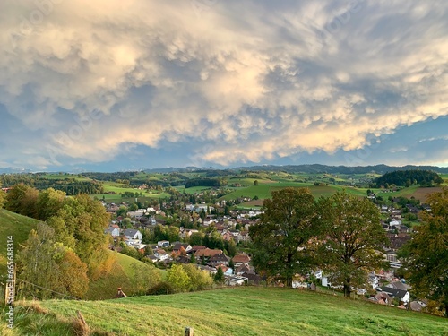 Gemeinde Huttwil - Blick auf das Dorf im Kanton Bern, Schweiz - ländlich im Grünen