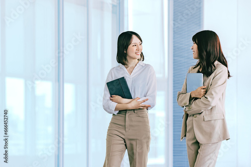 オフィス内を歩く2人のビジネスウーマン