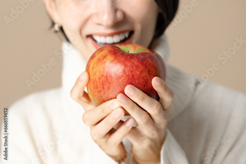 リンゴを持つ若い女性