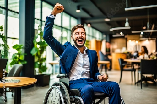 Jeune homme en fauteuil roulant levant le bras pour acter de sa réussite et de sa satisfaction