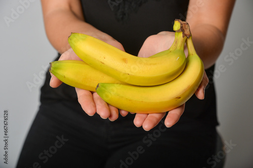 hand hält bund banane bananen obst