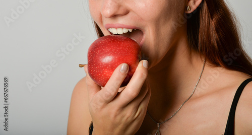 Apfel abbeißen closeup frau jung dynamisch nur mund unerkannt close-up abbeissen zahn zähne gebiss