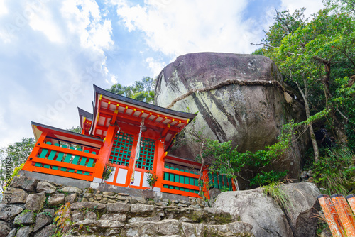 神倉神社のゴトビキ岩と社殿（和歌山県新宮市）