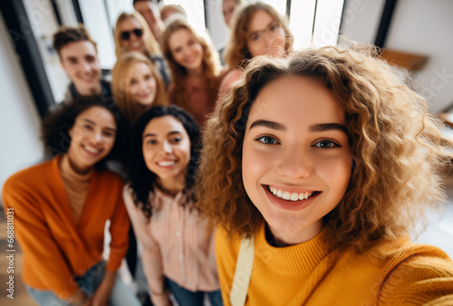 Primer plano de joven sonriente mirando la cámara con amigos en segundo plano