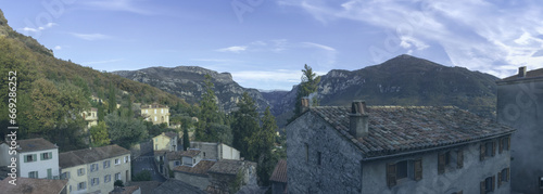 Vue sur les Gorges du Loup depuis la salle du conseil municipal de la Mairie du Bar-sur-Loup dans les Alpes-maritimes PACA France. premier plan les maisons du village