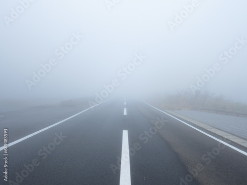 霧に包まれた道