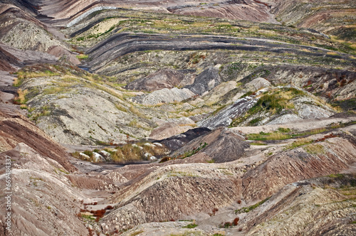 Księżycowy obraz wyeksploatowanego obszaru wyrobiska kopalni odkrywkowej węgla brunatnego w Bełchatowie, Polska. 