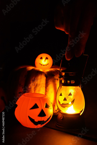 Fotos sobre Halloween, calabazas y unos dulces típicos en Catalunya en otoño y las fiestas del uno de noviembre, conocidos como "panallets".