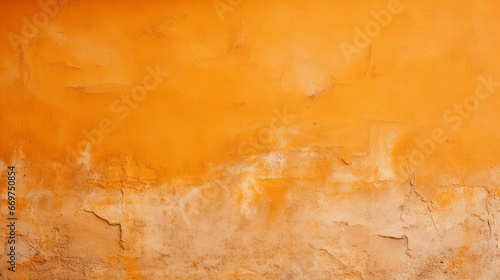 Alte Betonwand mit Rissen und orangener Farbe.