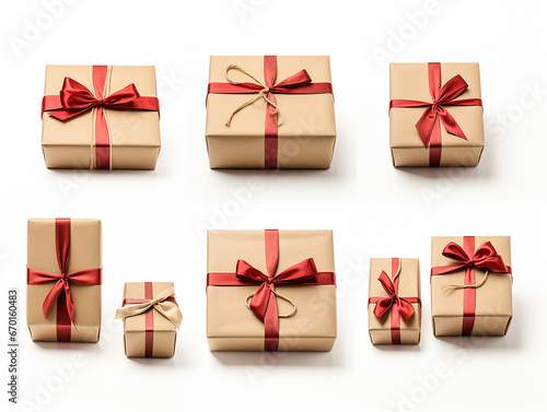 pacchetti regalo di Natale con fiocco rosso su sfondo bianco scontornabile visti dall'alto