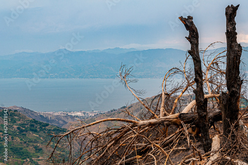 Panorama dello stretto di Messina dopo incendio in Calabria