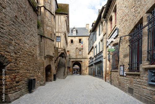 In Le Mont-Saint-Michel Gasse