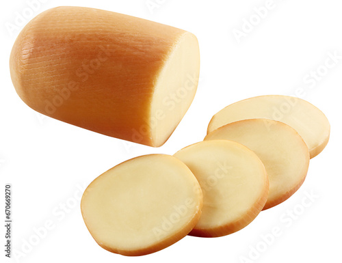 pedaço de queijo provolone acompanhado de fatias de queijo provolone isolado em fundo transparente