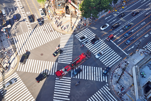 銀座スクランブル交差点を通過する赤い車両