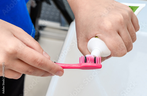 Wyciskać pastę do zębów z tubki na szczoteczkę 
