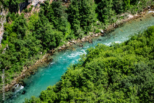 lazurowa, turkusowa woda rzeki Tara w Czarnogórze, Montenegro widziana z mostu Tara Bridge