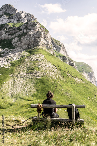 samotny mężczyzna wędrowiec na ławce w górach Durmitor, pasterz, Czarnogóra, Montenegro, Europe