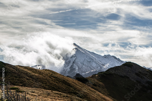 ośnieżony szczyt w chmurach, w Tatrach, widok z Ornaku, Dolina Kościeliska, Kościelisko, Zakopane, Tatry, Tatry Zachodnie, Tatrzański Park Narodowy, 
