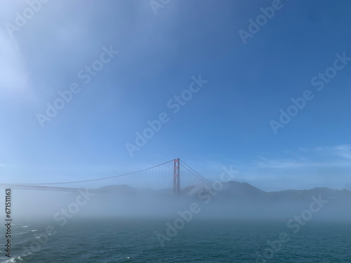 Le pont du Golden Gate dans la brume