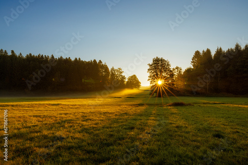 2023-09-16, GER, Bayern: Sonnenaufgang über dem Ilztal im Bereich der oberen Ilz, Ettlmühle