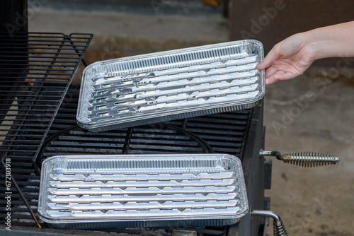Tacki z aluminium kladzione na ruszt grilla