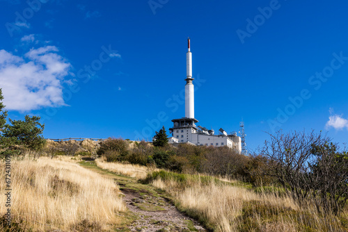 Émetteur de télévision du mont Pilat, au sommet de la Crêt de l’Œillon, dans le parc naturel régional du Pilat à l’automne