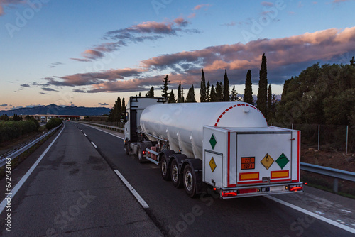 Tanker truck transporting refrigerated liquid oxygen, with ADR label for oxidizing product and not flammable or toxic.