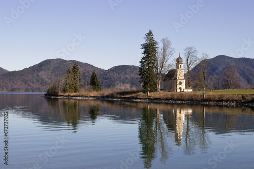 das einsam gelegenes Kirchlein auf der Halbisel Zwergern am Walchensee in Oberbayern