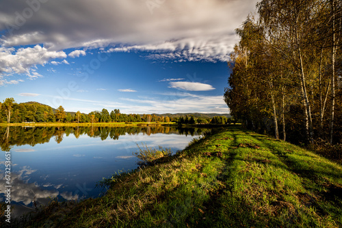 Jesień w okolicy Stawów Karpnickich.Stawy Karpnickie stanowią najwartościowszy biotop wodny rzadkich oraz zagrożonych gatunków na Śląsku.
