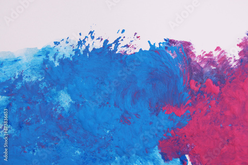 Fondo astratto: pennellate di tempera di colore viola e azzurro su carta bianca, spazio per testo