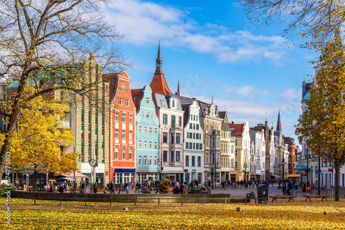 Blick auf die Kröpeliner Straße in der Hansestadt Rostock im Herbst